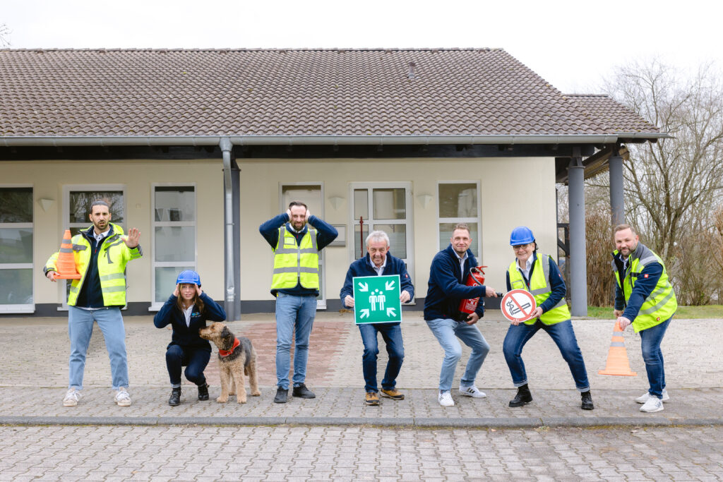 Team der Klaus Dege GmbH mit Sicherheitsausrüstung vor dem Schulungszentrum in Altenkirchen